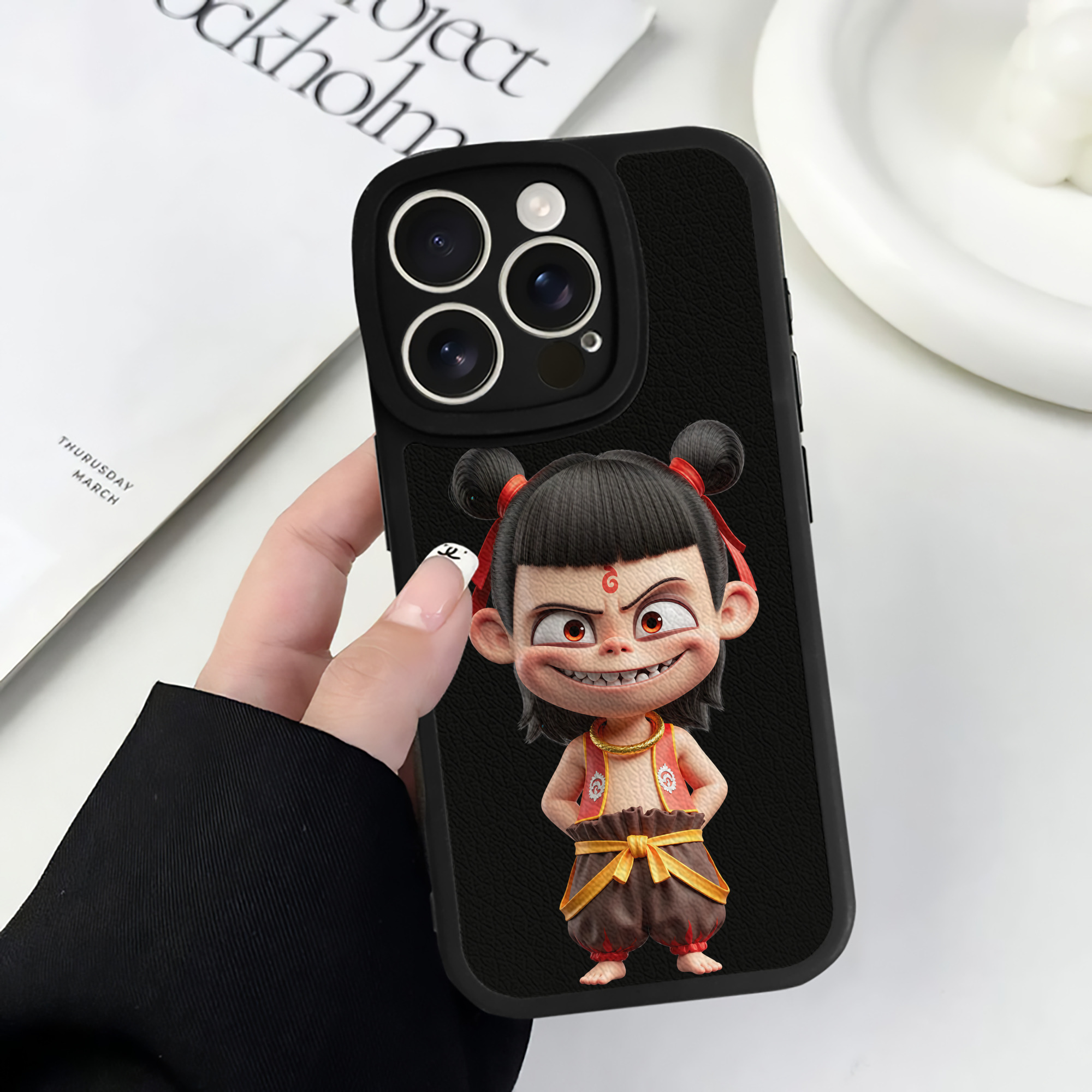 （画像用） Ne Zha 2 ナタ 魔童の大暴れ 【iPhone 16シリーズ対応】シリコンスマホケース（レザー調） 材質：シリコン